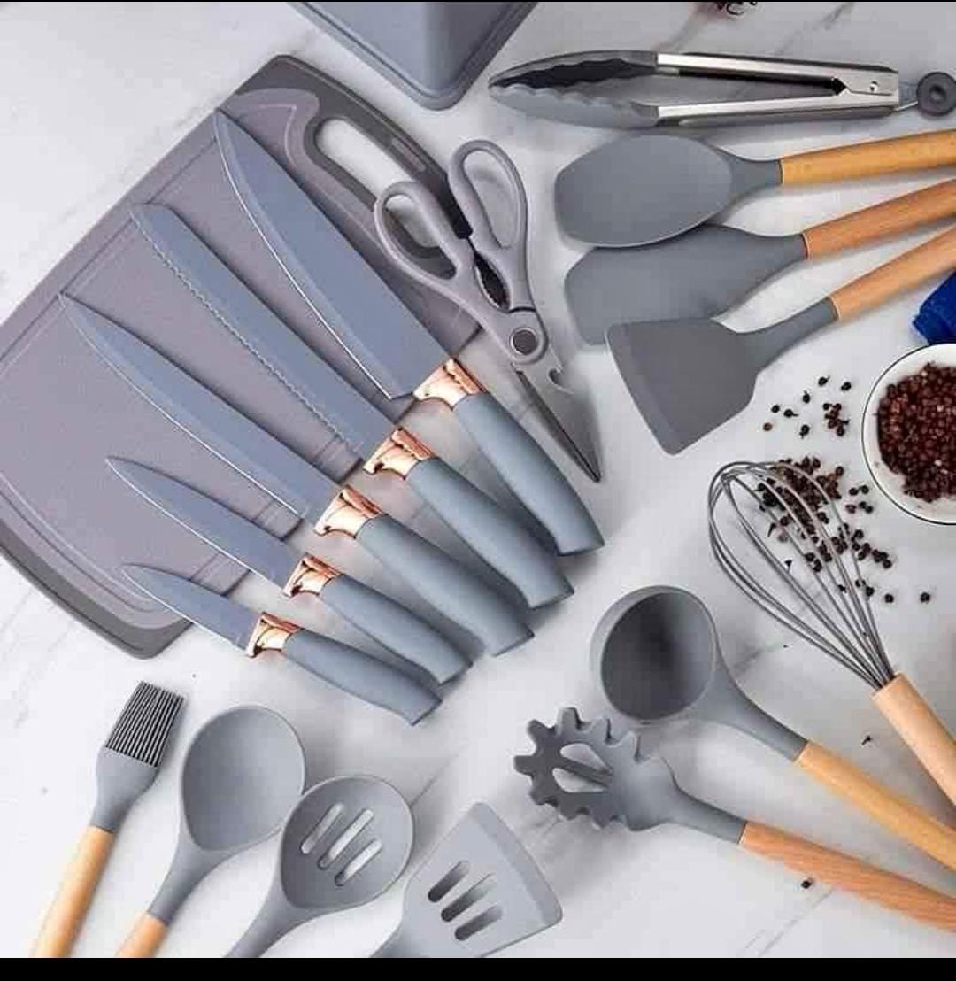 🎺New arrival🎉🎊🎊🥳🥳

🎋19pcs heat resistant silicone cooking  kitchen spoon set with knives and chop board now available @2900/= each set wholesale price🦋

🐞Available in   black,gray,peach cream