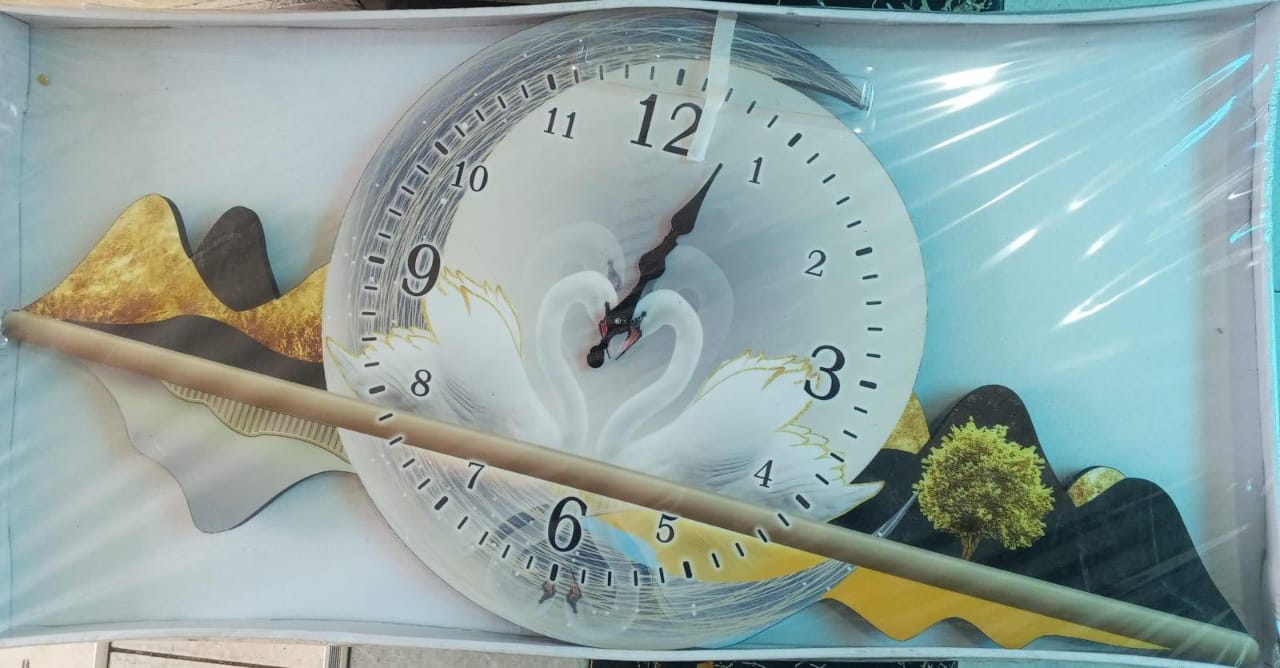 🪵80x40cm Decor wall clock 2647 now available in 22 elegant design options @Ksh 4150 per set wholesale price💌