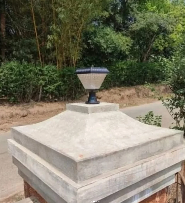 Solar gate light/solar pillar light