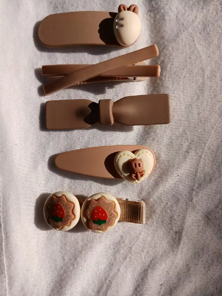 6PCS Cute Neutral Hair Clip Set for Girls – Korean Style Barrettes with Bunny, Bow & Strawberry Designs,(1 Bunny Clip, 2 Plain Matte Clips, 1 Bow Clip, 1 Heart Clip, 1 Strawberry Biscuit Double Clip)