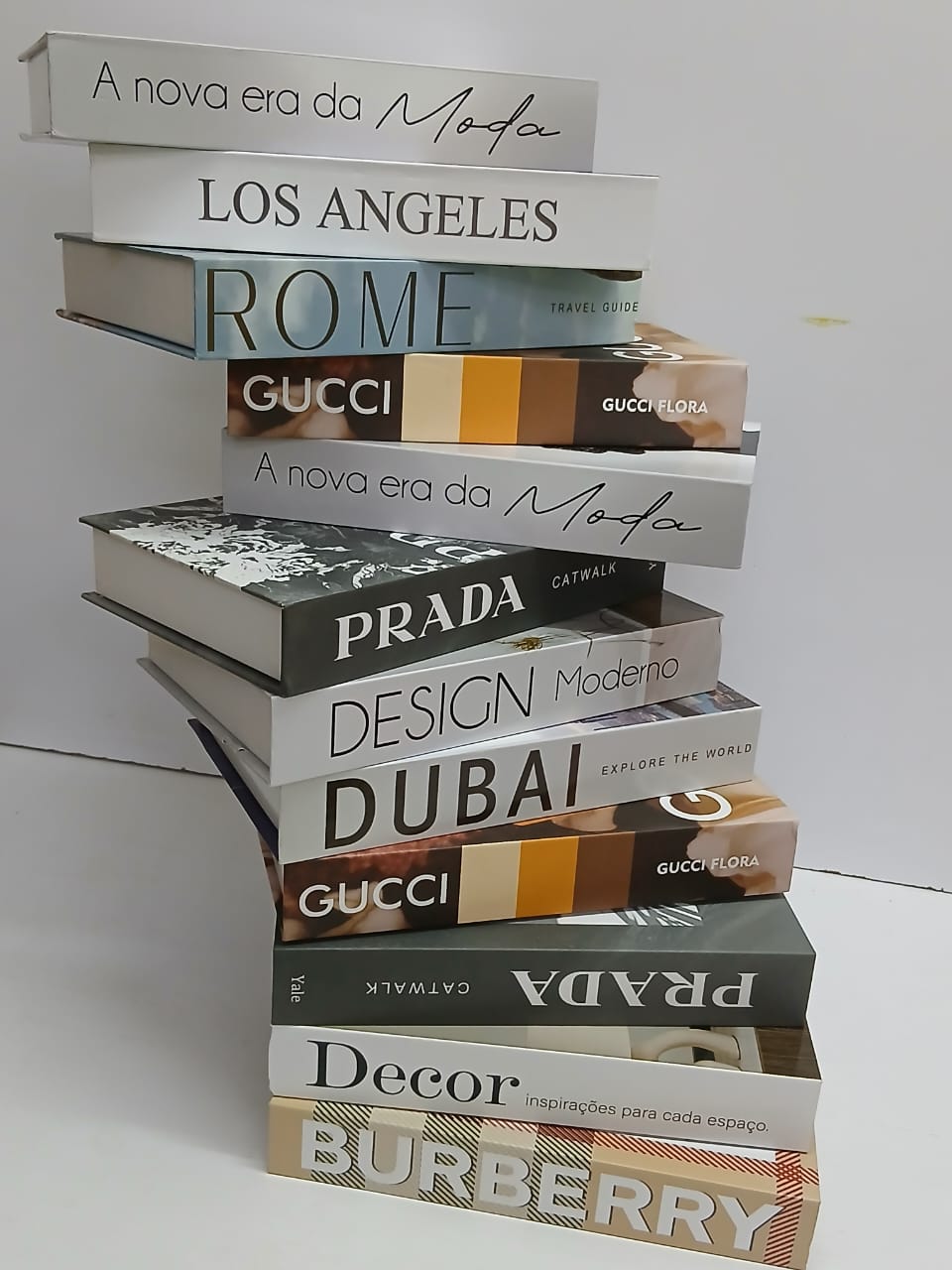 HARD GLOSS DECO BOOK — AVAILABLE! ✨
Upgrade your writing game with this premium hard gloss deco book 📘💎
Designed with a strong, shiny glossy cover that looks elegant and protects your pages from wea