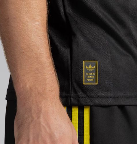 Manchester United 2025/2026 Third Kit, Black Football Jersey with Retro 90s Trim, Lightweight, Breathable Polyester Shirt Perfect for Training, Matches, Casual Wear, Fans, Sports and  Outdoor use.