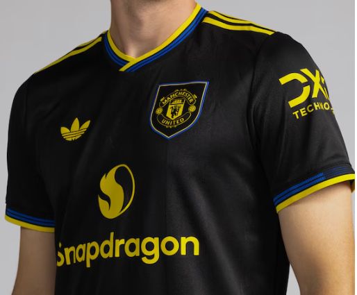 Manchester United 2025/2026 Third Kit, Black Football Jersey with Retro 90s Trim, Lightweight, Breathable Polyester Shirt Perfect for Training, Matches, Casual Wear, Fans, Sports and  Outdoor use.