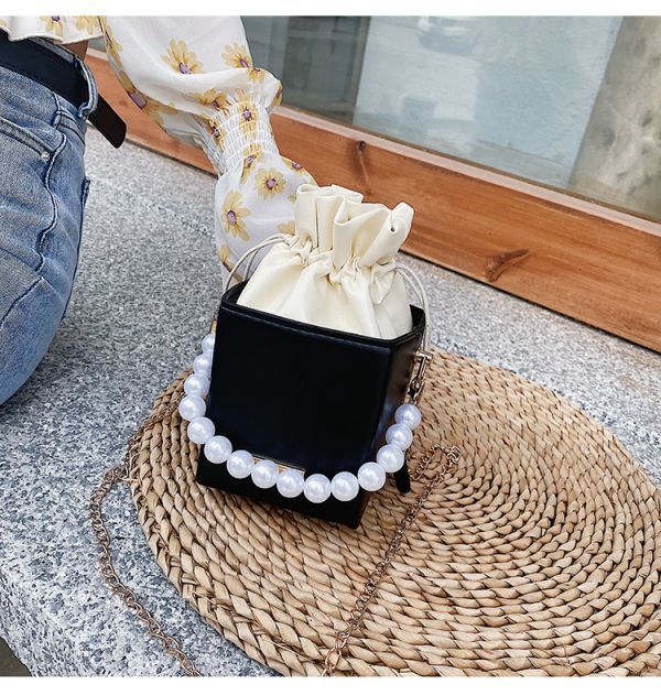 Pearl Portable Crossbody Bags for Women Fashion Small PU leather Handbags Shoulder Messenger Bag Chain Square Bag White one