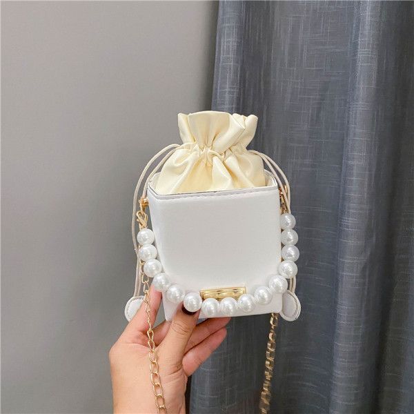 Pearl Portable Crossbody Bags for Women Fashion Small PU leather Handbags Shoulder Messenger Bag Chain Square Bag White one
