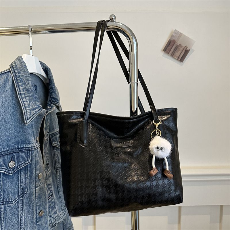 Tote bag for women 2025 new large capacity commuting bag, versatile spring and summer shoulder bag, fashionable college student class bag black Hairless ball