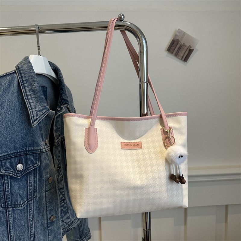 Tote bag for women 2025 new large capacity commuting bag, versatile spring and summer shoulder bag, fashionable college student class bag black Hairless ball