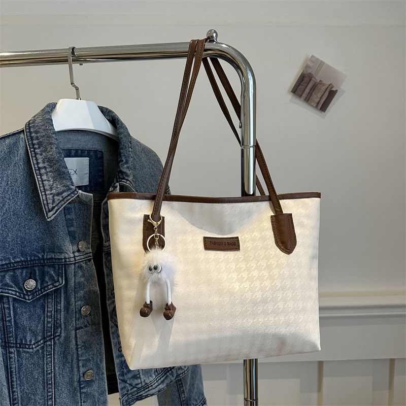 Tote bag for women 2025 new large capacity commuting bag, versatile spring and summer shoulder bag, fashionable college student class bag black Hairless ball