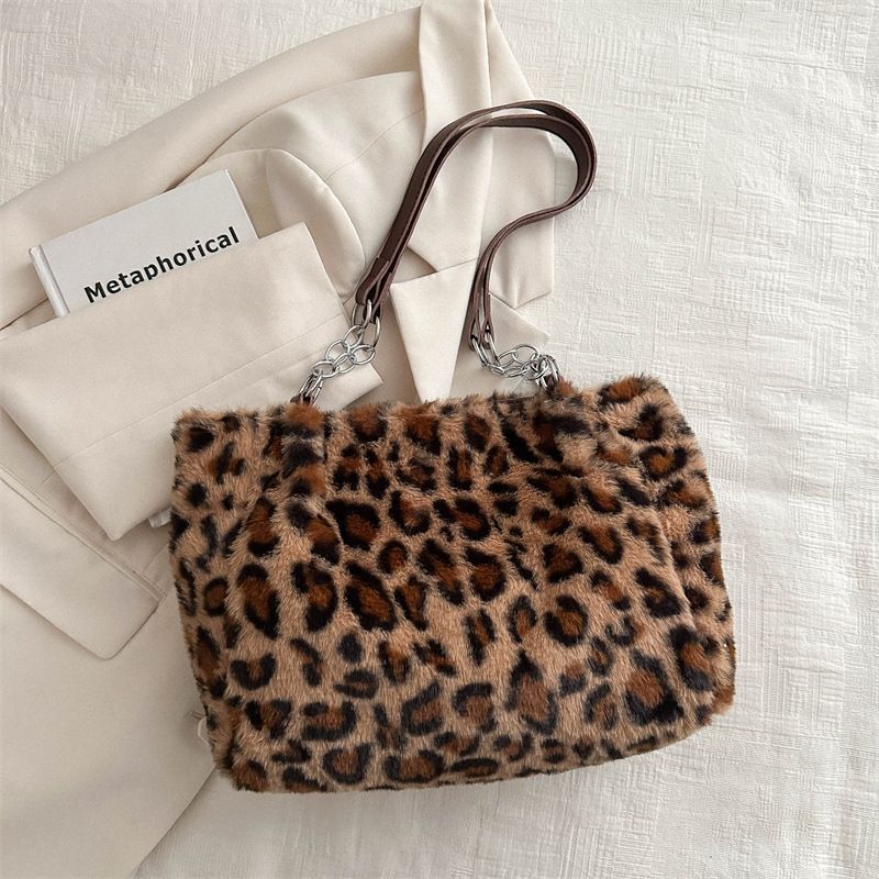 Simplified large capacity bag 2024 new trendy leopard print plush tote bag atmospheric plush shoulder bag women's bag pink AS PICTURE