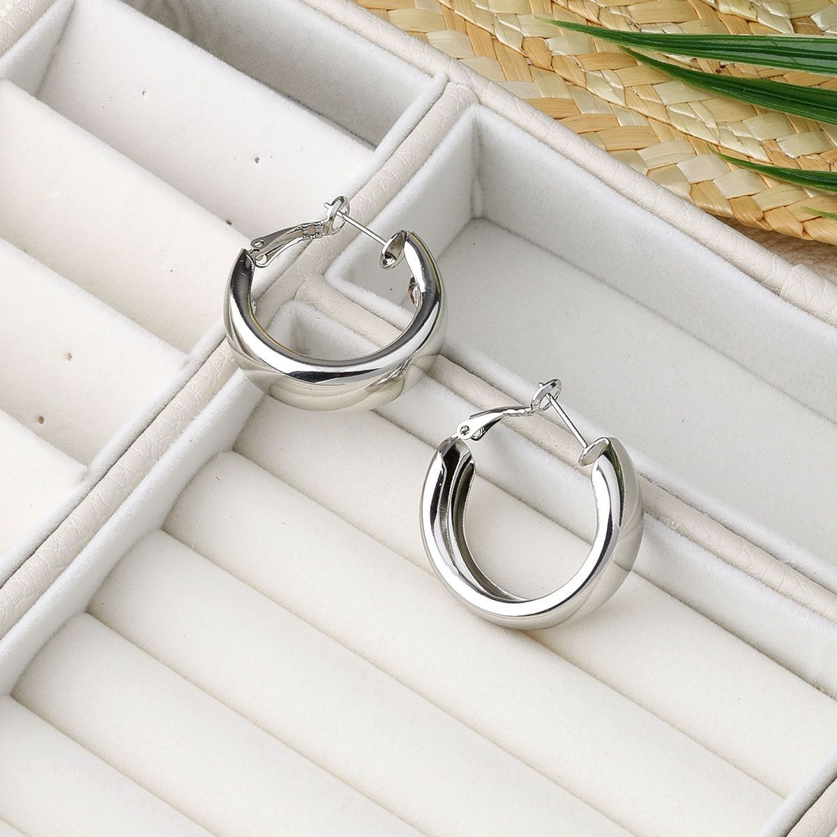 European and American cross-border high-end design, personalized circular ring earrings, feminine temperament, simple alloy, versatile with earrings golden AS PICTURE