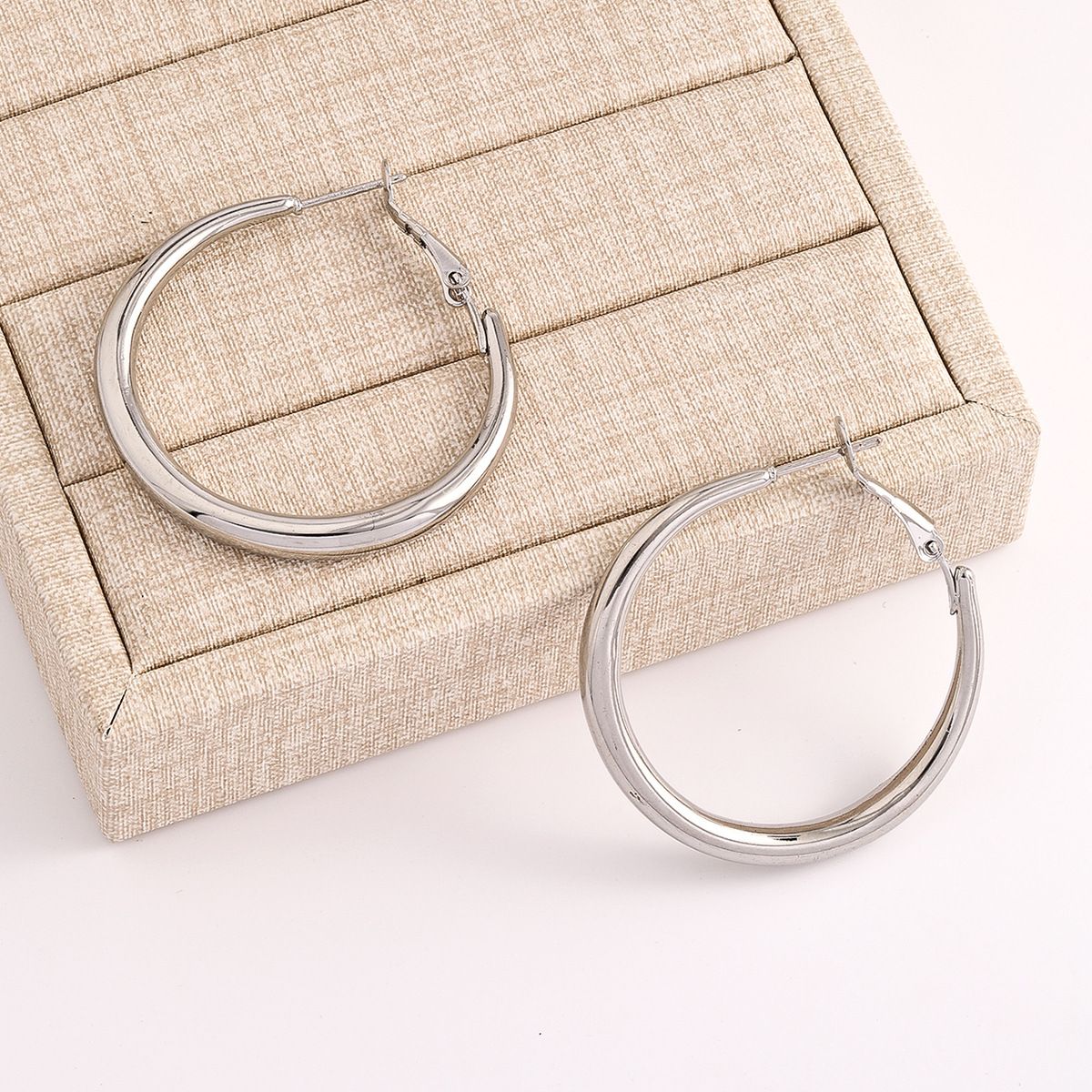 European and American cross-border high-end design, personalized circular ring earrings, feminine temperament, simple alloy, versatile with earrings golden AS PICTURE