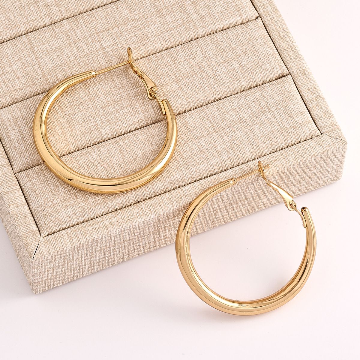 European and American cross-border high-end design, personalized circular ring earrings, feminine temperament, simple alloy, versatile with earrings golden AS PICTURE