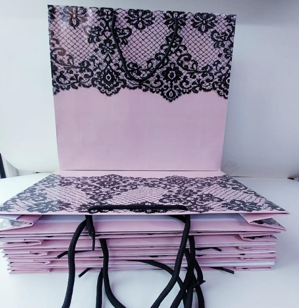 Pink giftbags with a lace design
