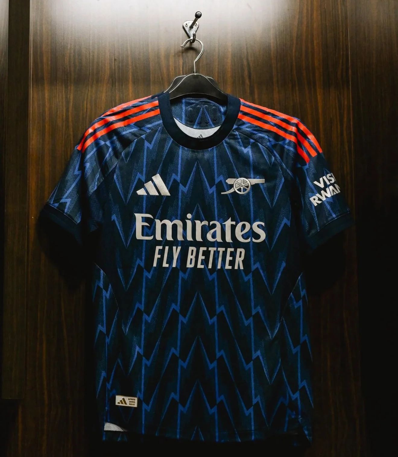 Arsenal 25/26 dark blue third jersey. Lightweight, breathable, quick-dry material. Ideal for football, training, gym, and casual wear. Durable premium kit.