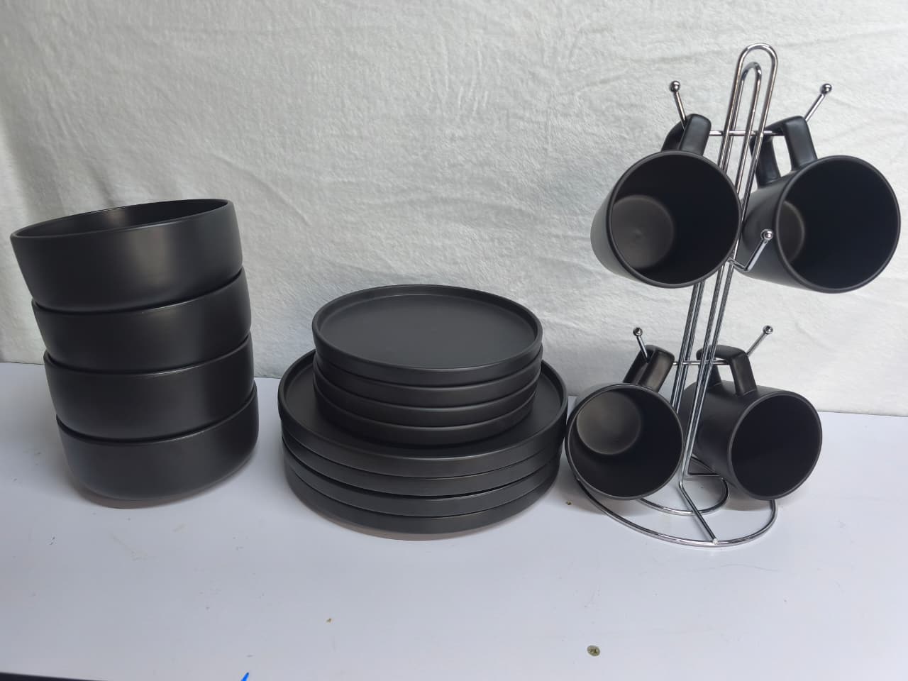 16 Pc All-Black Dinner Set — where style meets sophistication!
Bring a touch of elegance to your dining table with this sleek, modern all-black dinner set. Perfect for both everyday meals and spe