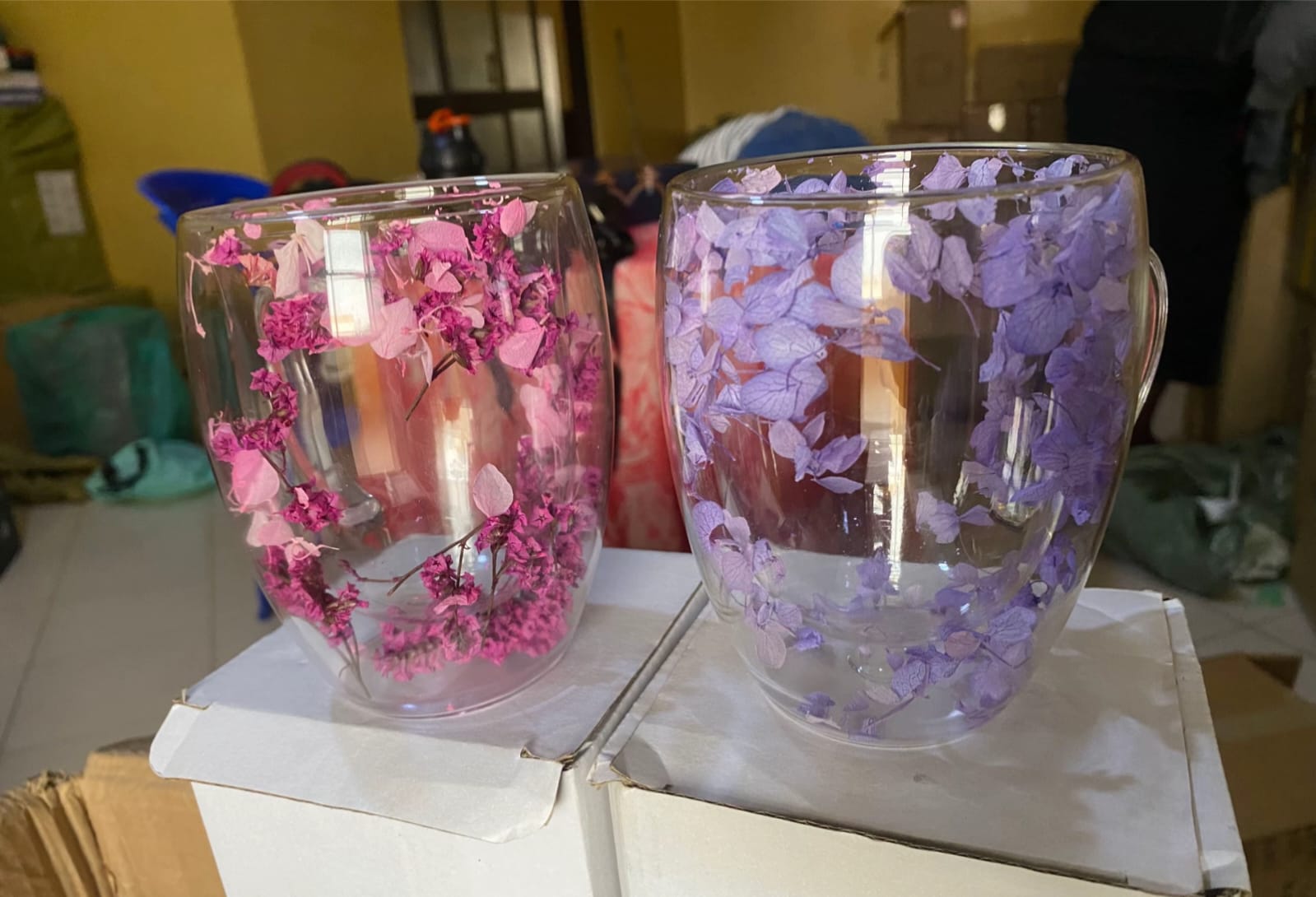 Double Wall Glass Mug with Dried Flower Design – Heat Resistant Transparent Coffee & Tea Cup