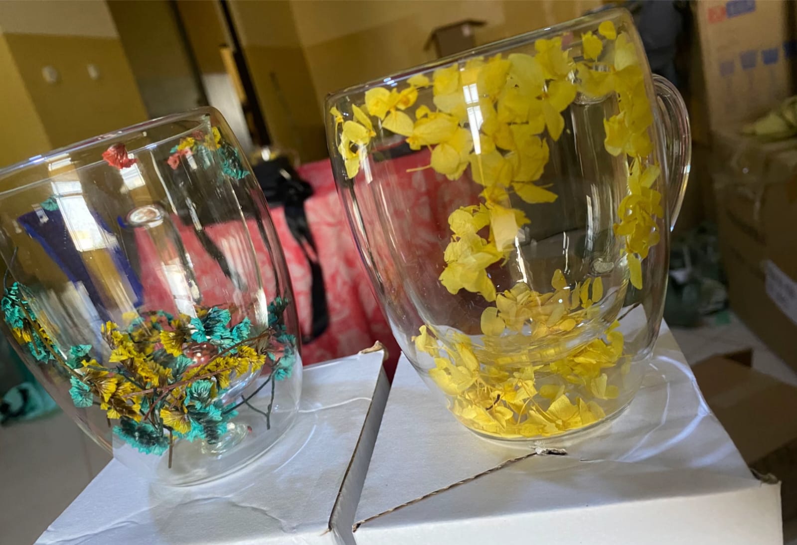 Double Wall Glass Mug with Dried Flower Design – Heat Resistant Transparent Coffee & Tea Cup