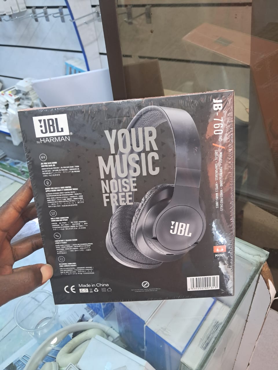 JBL TUNE 760 YOUR MUSIC NOISE FREE
ACTIVE NOISE CANCELLING
BLUETOOTH
WIRELESS CONNECTION
PURE  BASS SOUND
HANDLES FREE CALLS