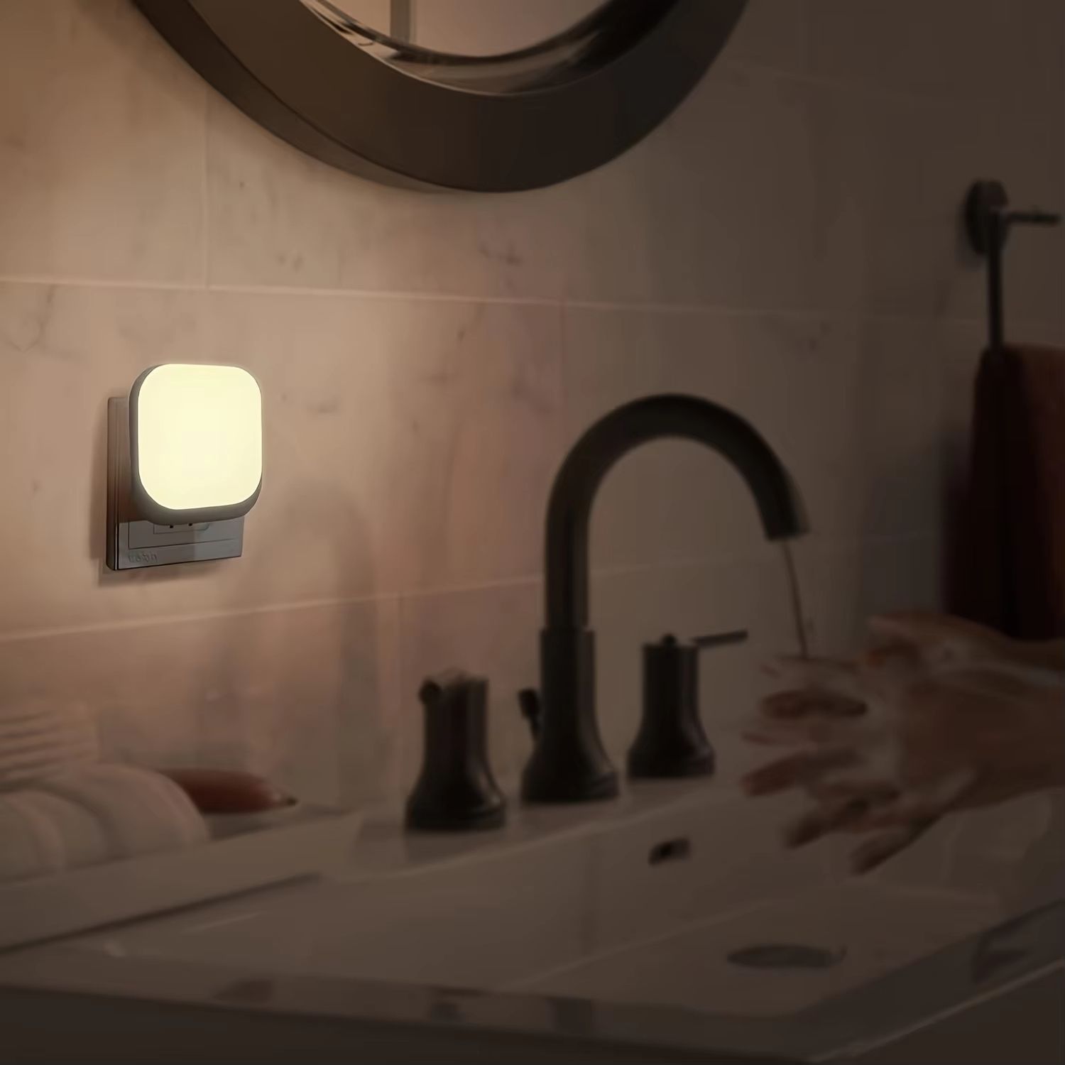 1pc/2pcs Plug in Night Lights Nightlight Plug Into Wall Dusk to Dawn Sensor LED Night Light for Bedroom, Hallway, Kitchen