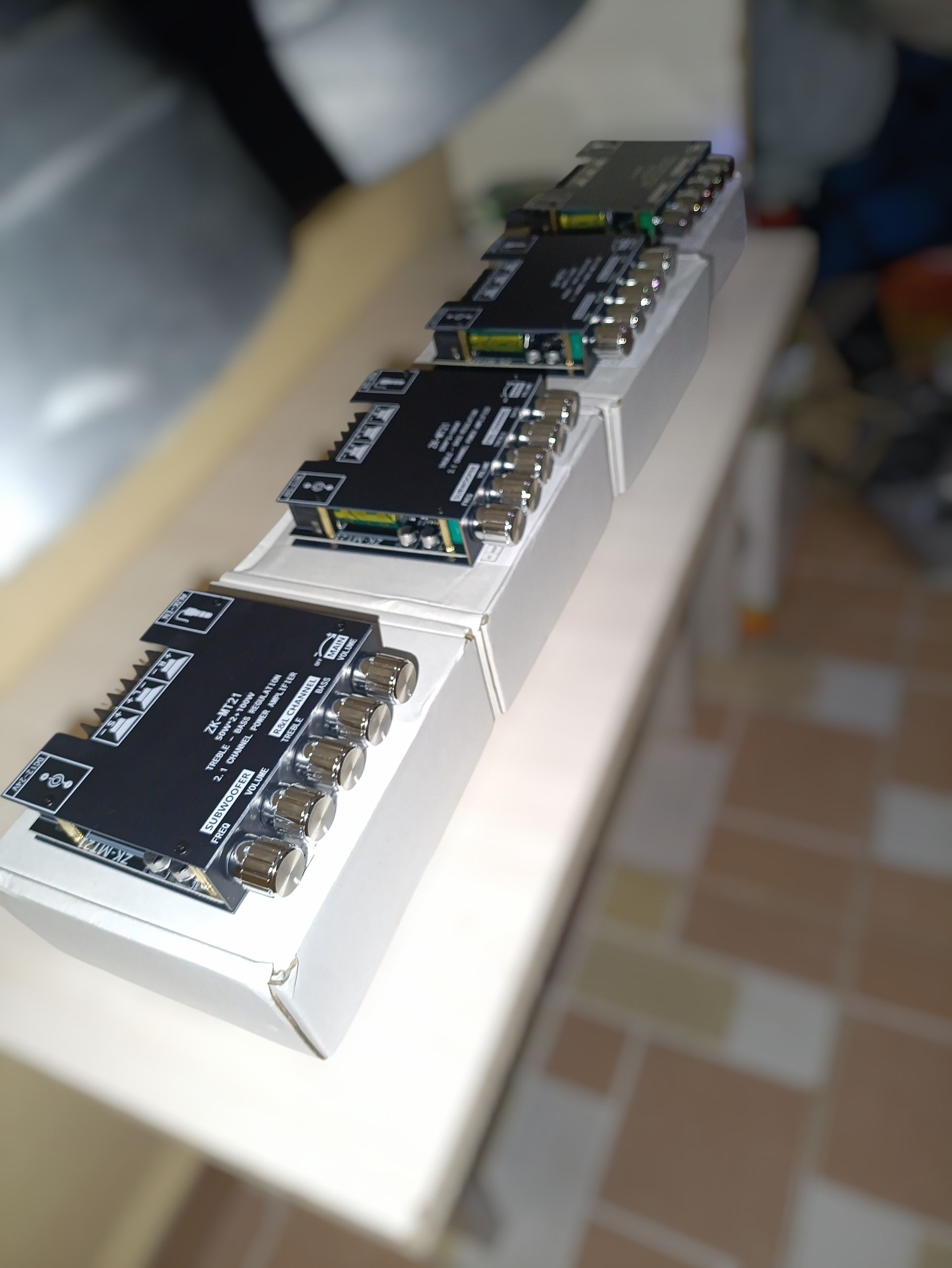 ZK-M21 amplifier module 2X50W +100W 2.1channell Bluetooth 5.0 power amplifier board 12-24V (TPA3116)
Assembled China version (blue light for Bluetooth and red for Aux)