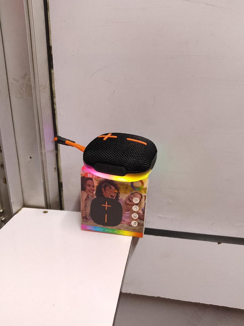 Wireless Portable Bluetooth speaker with FM radio has heavy bass speaker