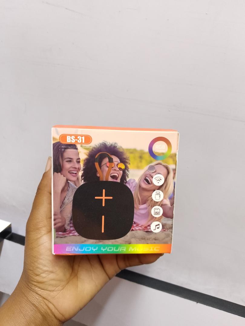 Wireless Portable Bluetooth speaker with FM radio has heavy bass speaker