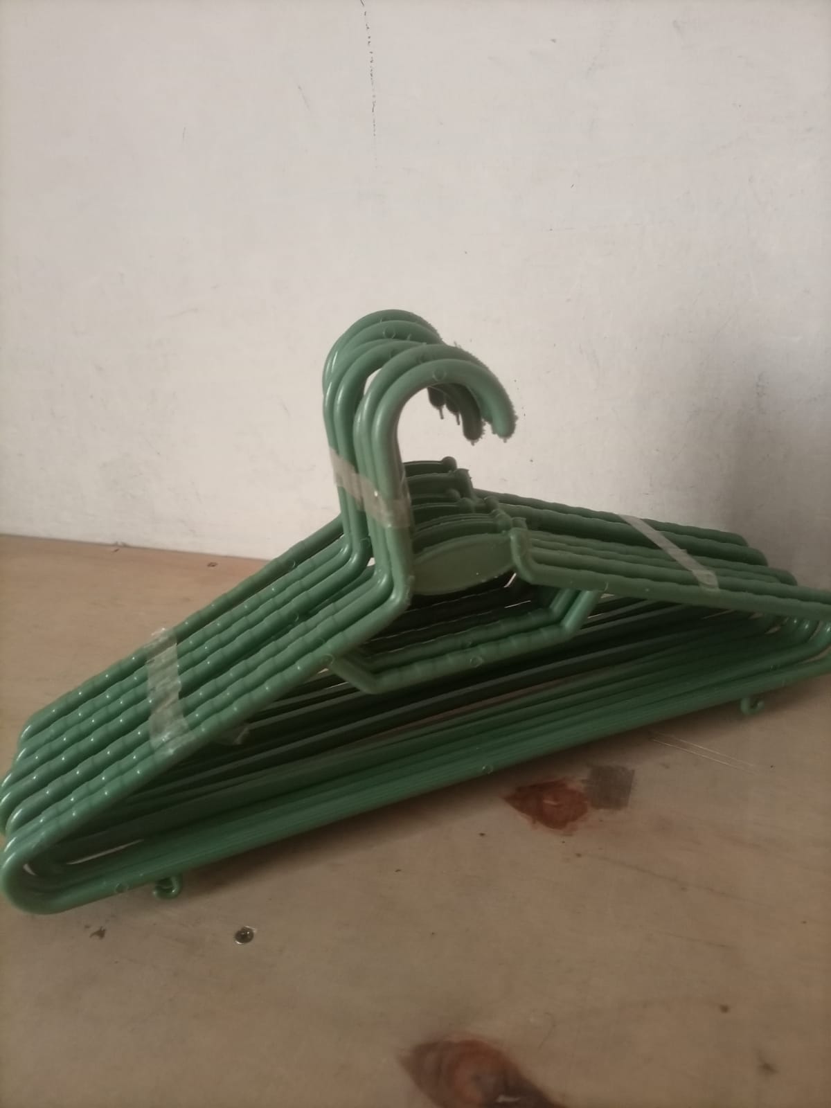 Green Plastic Clothes Hangers Set, Strong Durable Wardrobe Organizers, Lightweight Anti-Slip Design, Space Saving for Shirts, Dresses, Coats, Laundry Drying, Home Closet Storage Essentials