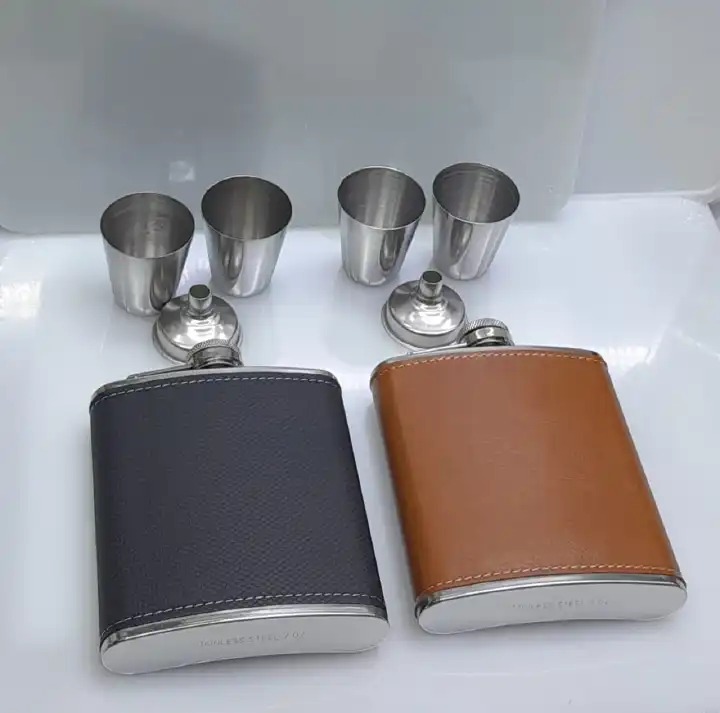 Premium Hip Flask Whisky Bottle Gift Set with Leather Cover, Leak-Proof Pocket Alcohol Flask Including 2 tot cups, Elegant Drinking Accessory for Travel, Parties & Gifting