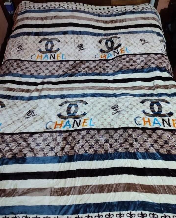 Ultra Soft 6x6 Pattern Fleece Throw Blanket – Warm, Lightweight & Cozy for Bed or Sofa