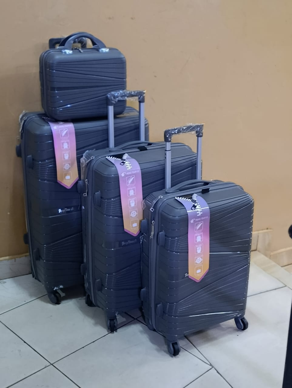 🔥🚨 PRICE DROP‼️ 4-in-1 Luxurious Unbreakable Suitcase Set 🧳✨ Size 2 | Zipper Frame, 360° Spinner Wheels, Telescopic Handle & Compression Straps | Travel with Class ✈️