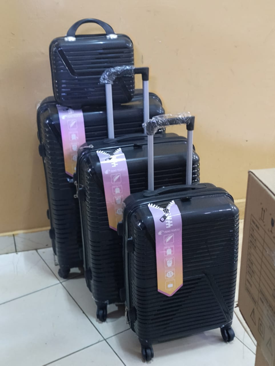 ✈️ Travel with Class 🧳 4-in-1 Luxurious Unbreakable Suitcase Set – Size 4 | Zipper Frame, 360° Spinner Wheels, Telescopic Handle & Compression Straps | Premium Travel Luggage