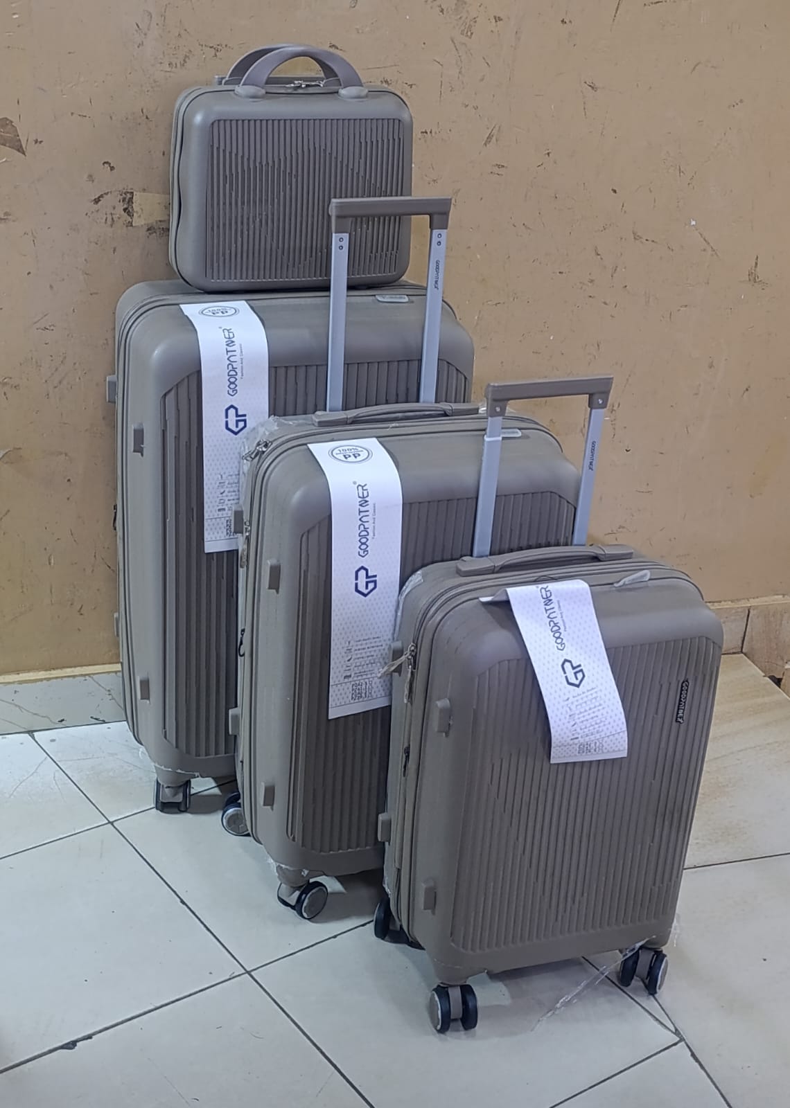 ✈️ Travel with Class 🧳4-in-1 Luxurious Unbreakable Suitcase Set 🧳✨ Hard Shell Travel Luggage with 360° Spinner Wheels 🔄 Telescopic Handle | Secure Zipper Closure 🔒 Durable Trolley Travel Bags Set