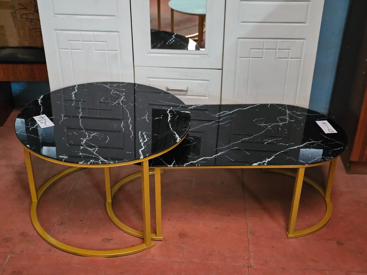 🤩Glass Top Nesting Coffee Table set(2pcs)🦋2 in 1 Glass Top Nesting Coffee Table White Surface Top and Gold leg stands Measures 70*70cm and 100*50cm