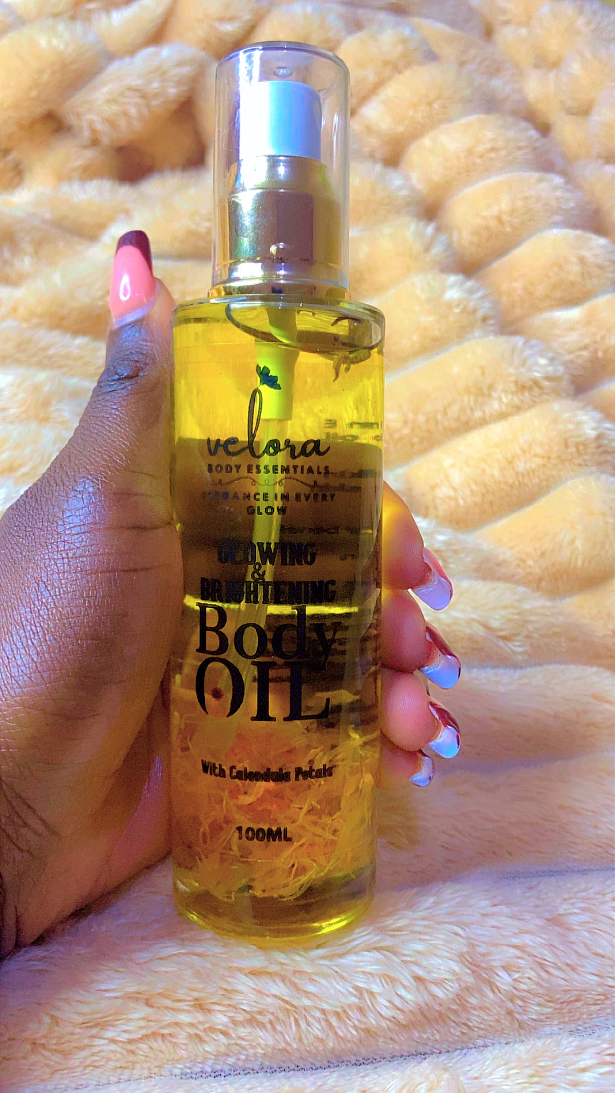 Velora Glowing & Brightening Body Oil with Calendula Petals 100ml – Moisturizing Radiant Skin Oil for Dry Skin, Dark Spots, Even Tone, Natural Glow Body Care for Women & Men