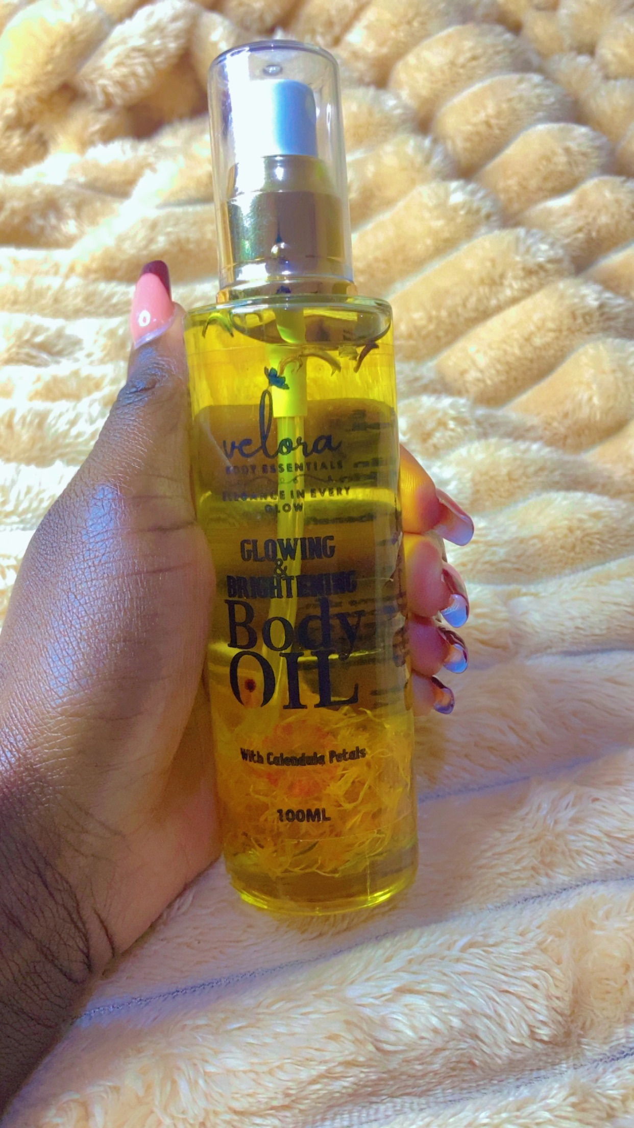 Velora Glowing & Brightening Body Oil with Calendula Petals 100ml – Moisturizing Radiant Skin Oil for Dry Skin, Dark Spots, Even Tone, Natural Glow Body Care for Women & Men