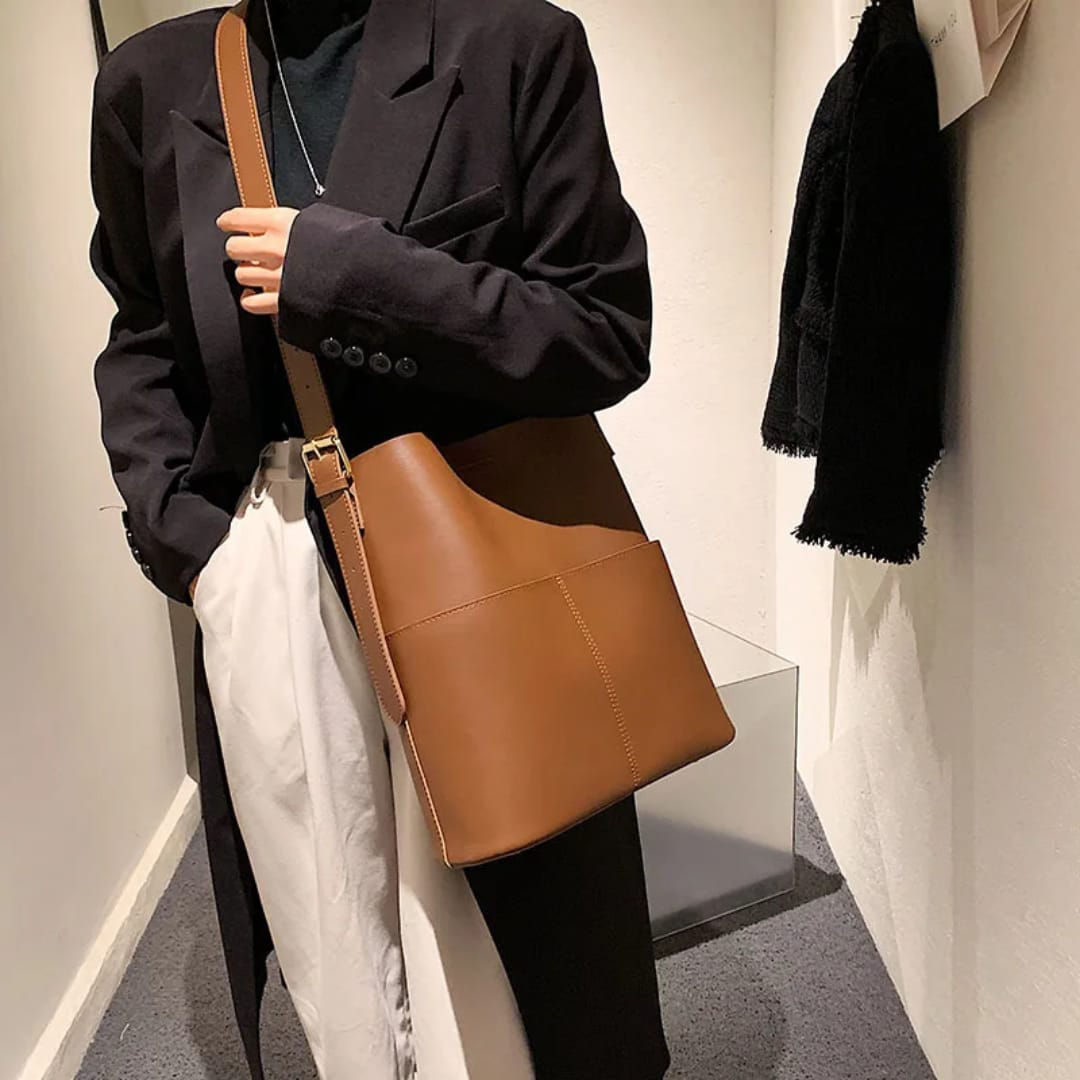 Bucket tote ✳️Available in Dark brown, khaki ✳️With a zip ✳️Measurements 32*30*29 cm. High Quality Fashion PU Leather Bags Bucket Handbags For Women