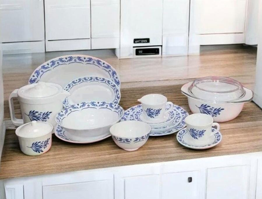 58 pcs Ceramic Dinnerset 
▪️ 12" oval plate×1pc
▪️ 8" oval plate×1pc
▪️9" flat plate×6pcs
▪️7" flat plate×6pcs
▪️8"deep plate ×6pcs
▪️8" soup bowl ×1pc
▪️850ml Tea pot1×1(lid)pcs
▪️1.5 L casserol