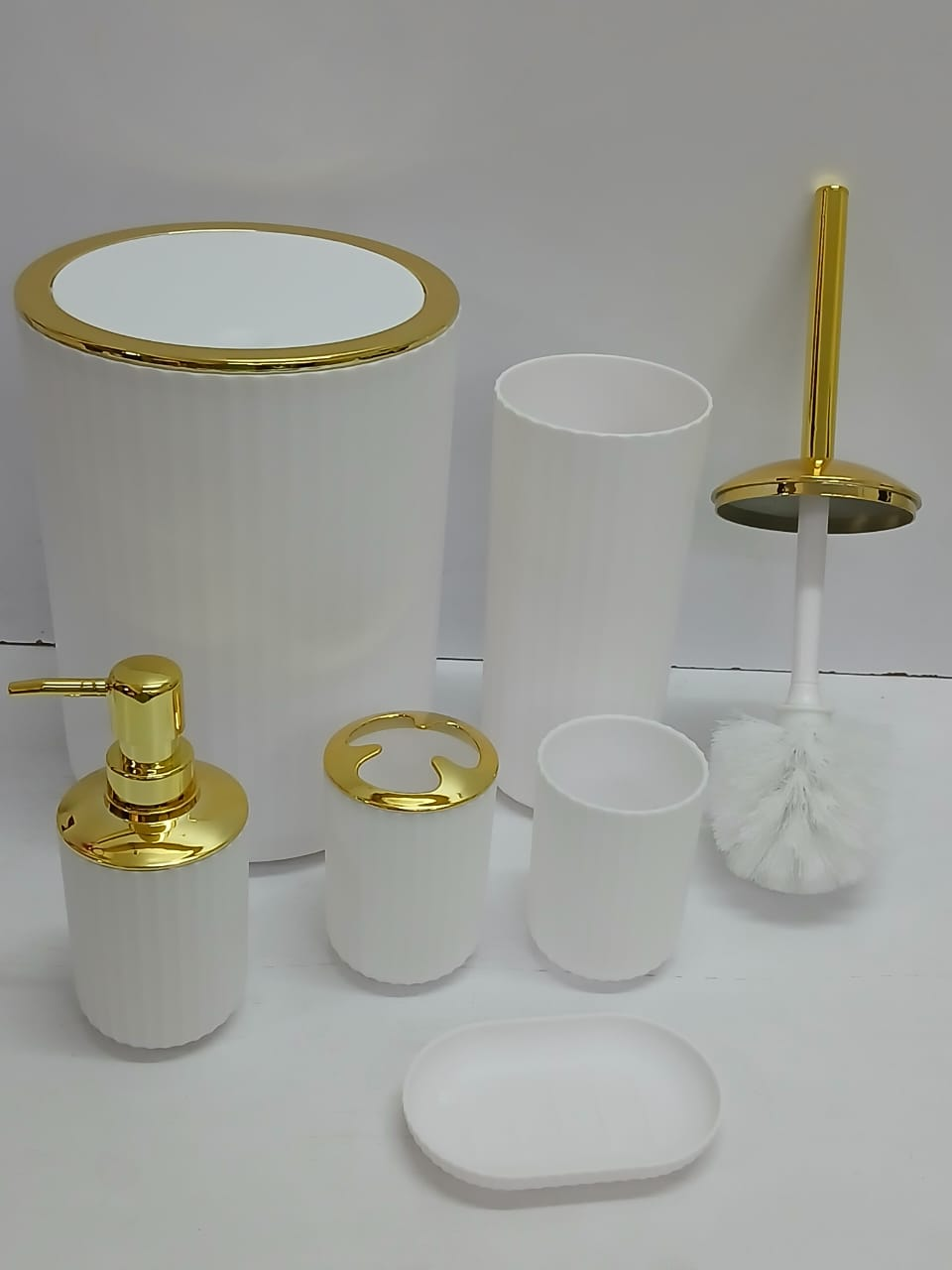 8 in 1 pieces bathroom organizer set. Available in colour 
✔️BLACK

✔️WHITE
💥it has☑️ Dustin☑️ toilet brush ☑️ toothbrush holder ☑️soap dish   ☑️ toothbrush cup ☑️ handwash dispenser