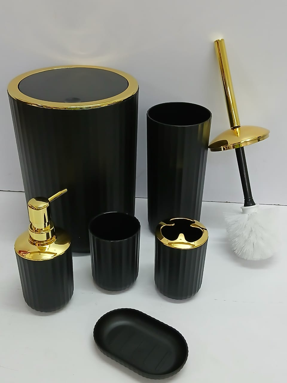 8 in 1 pieces bathroom organizer set. Available in colour 
✔️BLACK

✔️WHITE
💥it has☑️ Dustin☑️ toilet brush ☑️ toothbrush holder ☑️soap dish   ☑️ toothbrush cup ☑️ handwash dispenser