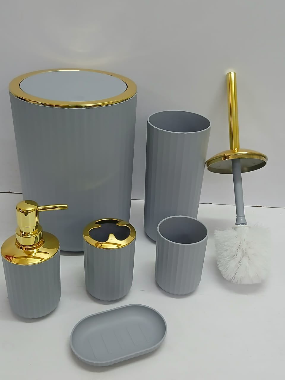 8 in 1 pieces bathroom organizer set. Available in colour 
✔️BLACK

✔️WHITE
💥it has☑️ Dustin☑️ toilet brush ☑️ toothbrush holder ☑️soap dish   ☑️ toothbrush cup ☑️ handwash dispenser