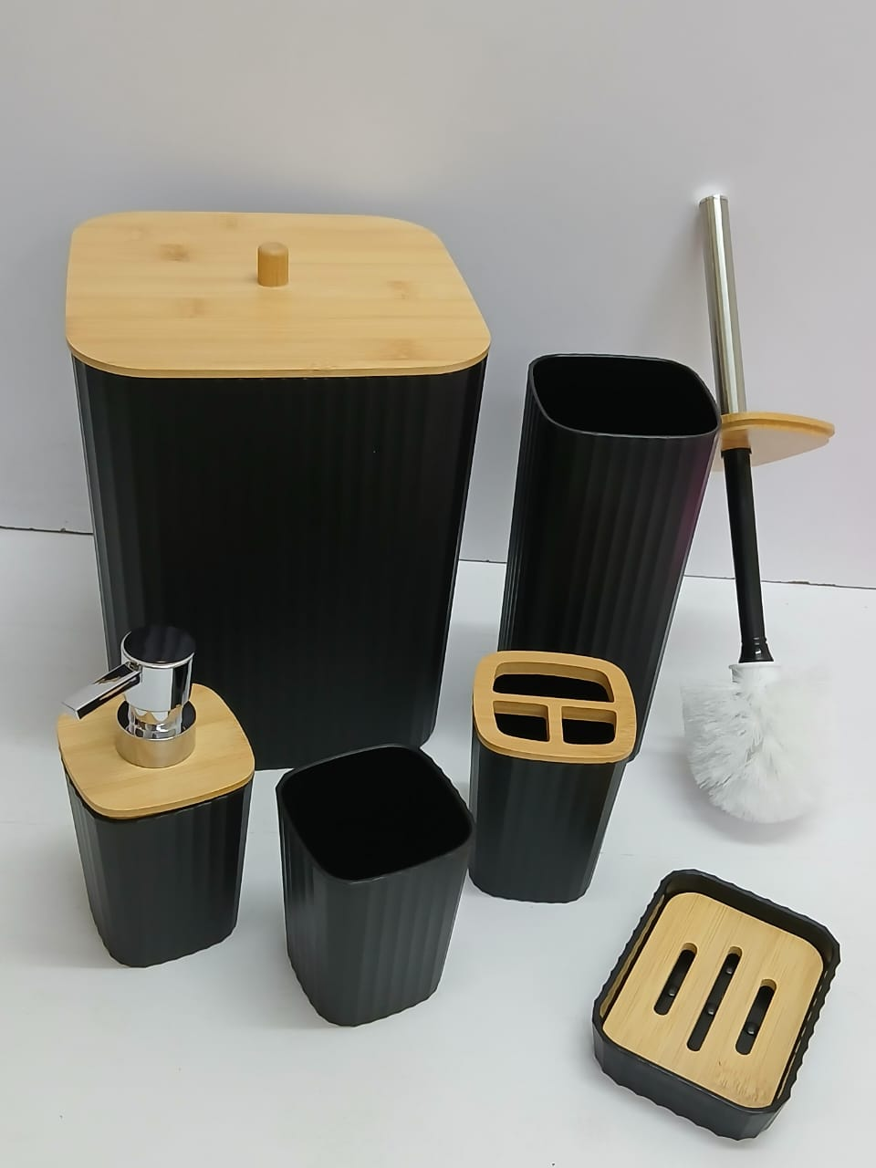 8 in 1 pieces bathroom organizer set. Available in colour 
✔️BLACK

✔️WHITE
💥it has☑️ Dustin☑️ toilet brush ☑️ toothbrush holder ☑️soap dish   ☑️ toothbrush cup ☑️ handwash dispenser