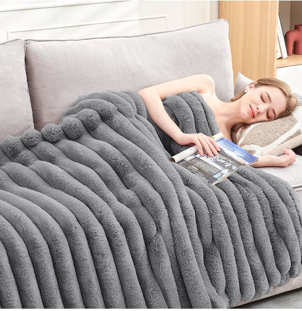 Faux Fur Throw Blanket for Couch, 850GSM Cozy Soft Plush Thick Striped Luxury Blanket for Sofa Living Room Bedroom,50 * 60 Inches