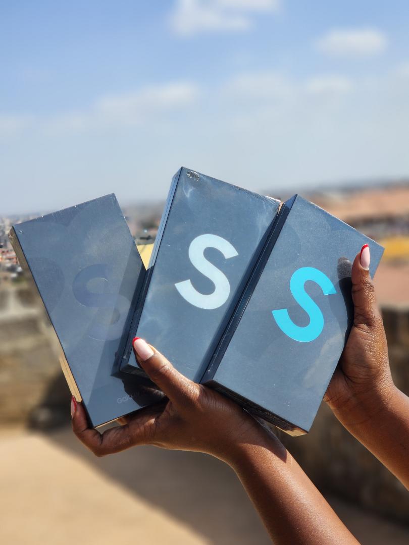 Samsung Galaxy S22 Ultra 5G: 8GB RAM + 128GB, Processor: Snapdragon, Upgarable to Android 13/14, Built-in S-Pen, Dual SIM: Physical + eSIM, 5000mAh Battery, 108MP Camera 100× Space