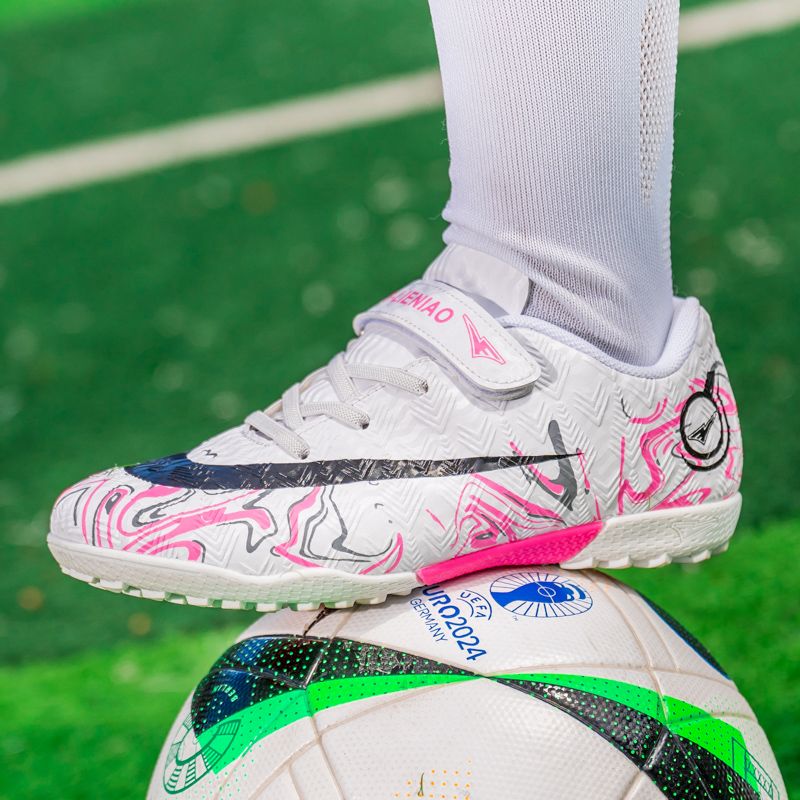 Striker-exclusive adult football boots FG long studs lightweight for explosive acceleration with upper friction patterns for precise shooting, specially designed for natural grass matches