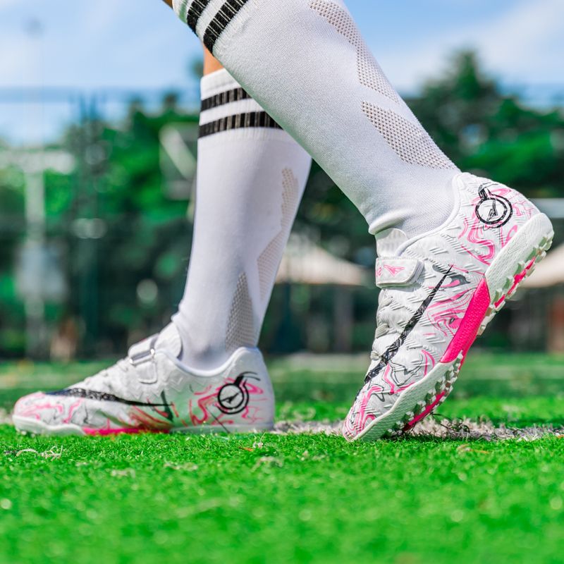 Striker-exclusive adult football boots FG long studs lightweight for explosive acceleration with upper friction patterns for precise shooting, specially designed for natural grass matches