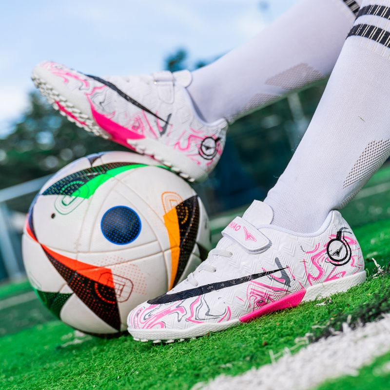 Striker-exclusive adult football boots FG long studs lightweight for explosive acceleration with upper friction patterns for precise shooting, specially designed for natural grass matches