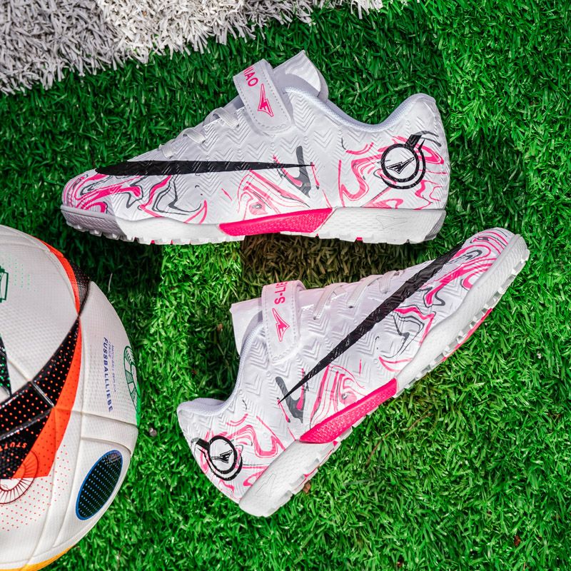 Striker-exclusive adult football boots FG long studs lightweight for explosive acceleration with upper friction patterns for precise shooting, specially designed for natural grass matches