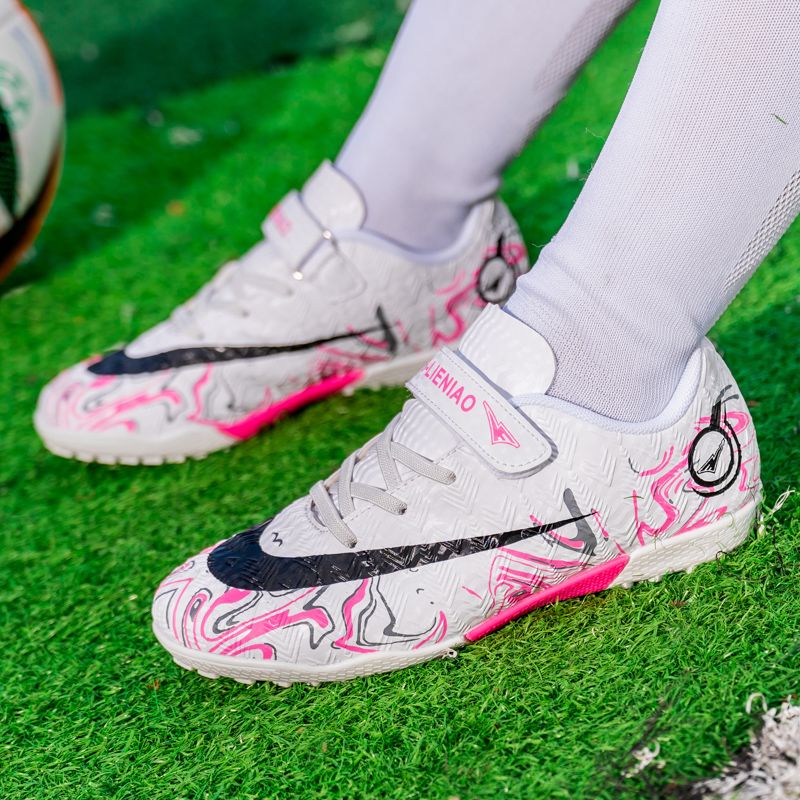 Striker-exclusive adult football boots FG long studs lightweight for explosive acceleration with upper friction patterns for precise shooting, specially designed for natural grass matches
