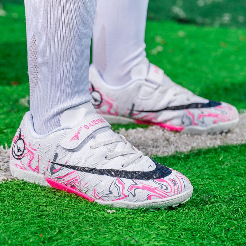 Striker-exclusive adult football boots FG long studs lightweight for explosive acceleration with upper friction patterns for precise shooting, specially designed for natural grass matches