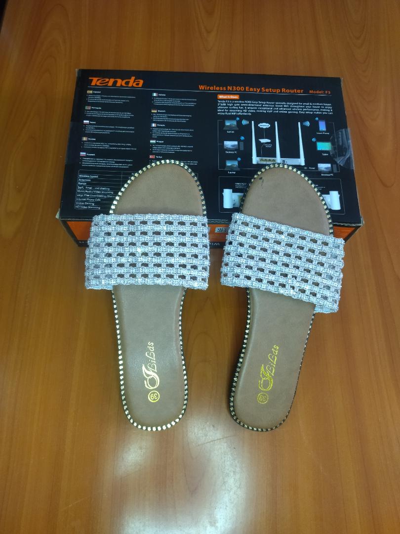 Ladies Slippers Beach Shoes Open Shoes Fashion Outer Wear Casual All-match Student Sandals and Slippers Slippers white
cutesy women slip-on sandal. comfortable and trendy